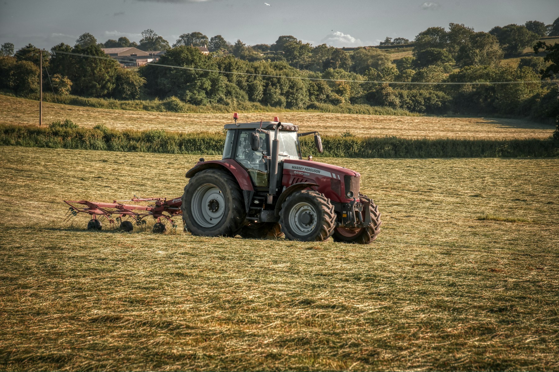 Tractor en un campo — ilustración del sector agrícola
